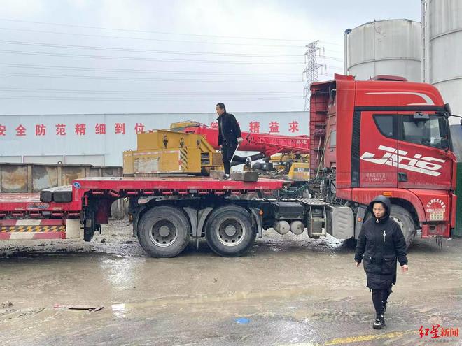 友已下葬三年前结发妻子离世留下重组家庭的6个孩子PG电子游戏麻将胡了舍不得多买氧气罐离世的河南卡(图2)