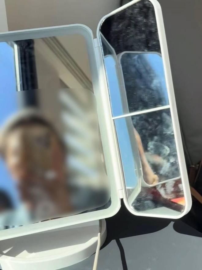 妆包突然烧出洞 竟是镜子惹的祸PG麻将胡了试玩平台女子窗边化