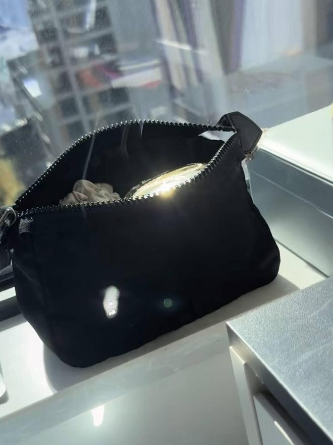 妆包突然烧出洞 竟是镜子惹的祸PG麻将胡了试玩平台女子窗边化(图2)